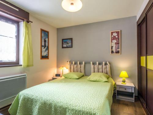 - une chambre avec un lit doté de draps verts et une fenêtre dans l'établissement 3***, 6 voyageurs, à 150m des télécabines, parking, garage, à La Clusaz - FR-1-304-117, à La Clusaz