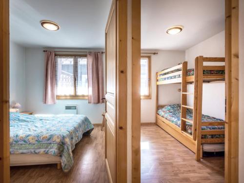 ラ・クリュサにあるAppartement La Clusaz, 3 pièces, 6 personnes - FR-1-304-133のベッドルーム1室(二段ベッド2組付)、廊下が備わります。