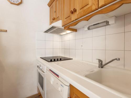 een keuken met een wastafel en een fornuis bij Appartement La Clusaz, 3 pièces, 6 personnes - FR-1-304-133 in La Clusaz