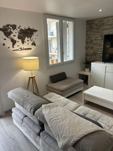 un salon avec un canapé et une table dans l'établissement Your Apartment at Riviera Bliss, à Antibes