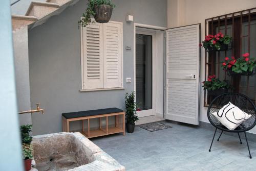eine Terrasse mit einer Badewanne und einem Stuhl auf einer Veranda in der Unterkunft Marsala In centro in Marsala