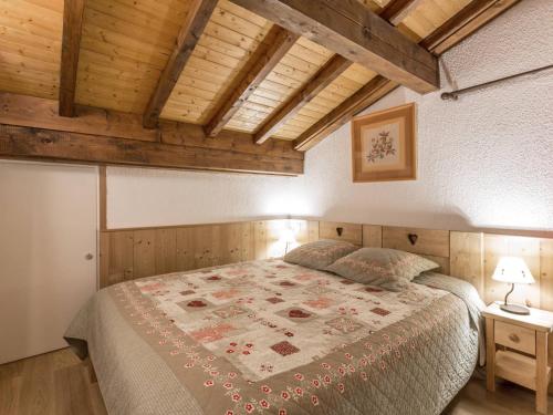 ラ・クリュサにあるAppartement La Clusaz, 3 pièces, 6 personnes - FR-1-304-152の木製の天井の客室で、ベッドルーム1室(ベッド1台付)