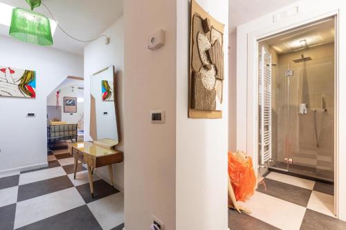 um quarto com piso em xadrez e um corredor em Carraio Salentino by BarbarHouse em Parabita