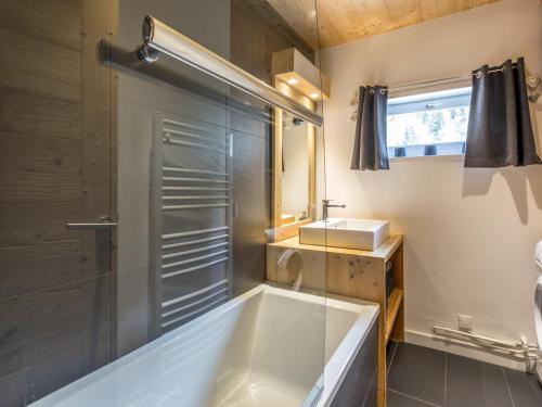 La salle de bains est pourvue d'une baignoire, d'une douche et d'un lavabo. dans l'établissement Appartement La Clusaz, 3 pièces, 6 personnes - FR-1-304-153, à La Clusaz