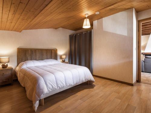 Giường trong phòng chung tại Appartement La Clusaz, 3 pièces, 6 personnes - FR-1-304-259