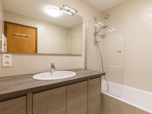 een badkamer met een wastafel en een douche bij Appartement La Clusaz, 3 pièces, 6 personnes - FR-1-304-259 in La Clusaz