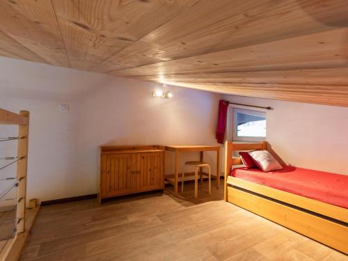une chambre avec un lit et un bureau dans l'établissement Appartement lumineux près des pistes, vue montagne, 2 pièces, pour 6 personnes - FR-1-304-267, à La Clusaz