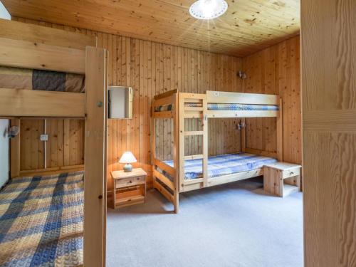 ラ・クリュサにあるAppartement La Clusaz, 3 pièces, 6 personnes - FR-1-304-151の木製の壁の客室で、二段ベッド2組が備わります。