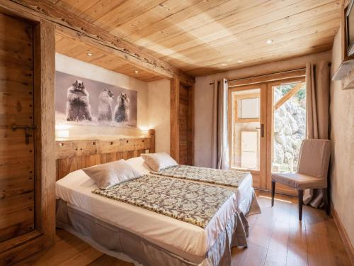 une chambre avec un lit et une fenêtre dans l'établissement Appartement 4* cosy, terrasse sud, proche pistes, parking, Wi-Fi - FR-1-304-231, à La Clusaz