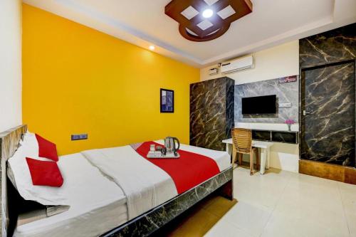 Navarang Residency Bar Top By Urban Express في بانغالور: غرفة نوم فيها سرير ومكتب