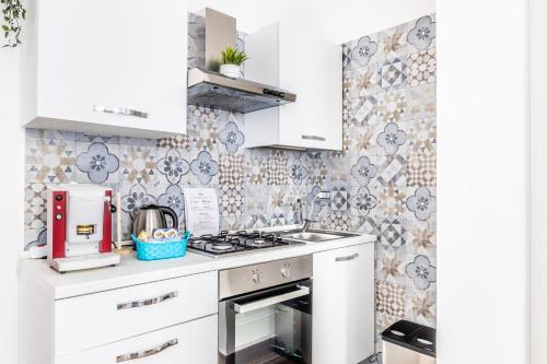 Una cocina o zona de cocina en Bacoli House Superior - Central & Elegant Design