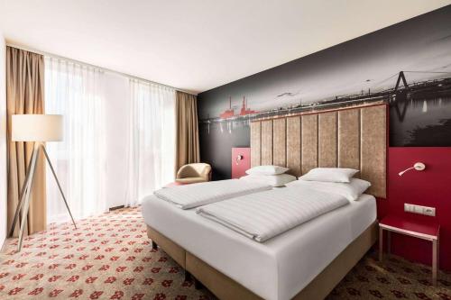 um quarto com uma cama grande num quarto em Amedia Linz, Trademark Collection by Wyndham em Linz