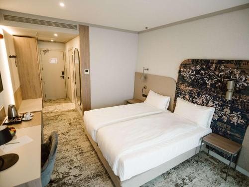 Ένα ή περισσότερα κρεβάτια σε δωμάτιο στο Mercure Sibiu Arsenal