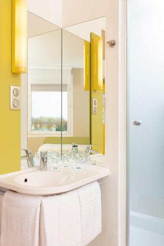 a bathroom with a sink and a mirror at ibis budget Warszawa Centrum in Warsaw