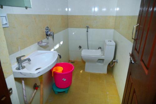 La salle de bains est pourvue d'un lavabo et de toilettes. dans l'établissement Hotel Umaid Villa, à Udaipur