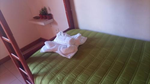 uma cama com um vestido num quarto em Hospedaje de Ensueño SMA em San Martín de los Andes