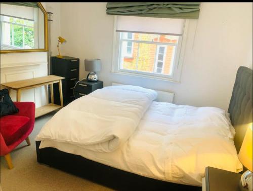 Katil atau katil-katil dalam bilik di Beautiful 1-Bed Apartment Mayfair London England