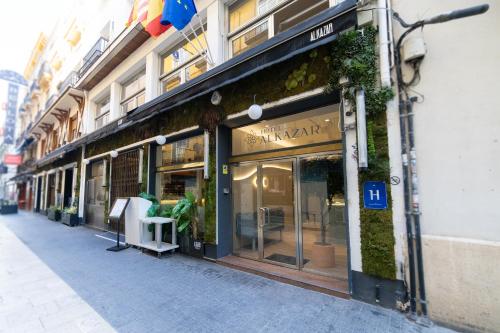 una tienda frente a un edificio en una calle de la ciudad en Hotel Alkazar, en Valencia