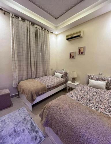 a bedroom with two beds and a window at appartement au coeur de rabat in Rabat