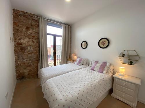 ein weißes Schlafzimmer mit einem Bett und einem Fenster in der Unterkunft Apartamento en Almenara a 4 KM de la playa in Almenara