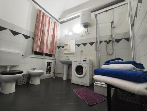 W łazience znajduje się umywalka i pralka. w obiekcie Iron Home w Genui