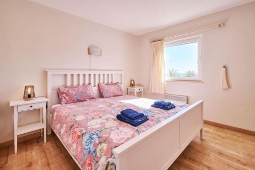 a bedroom with a bed with two blue towels on it at Apartment Tansy direkt am Meer in Porches