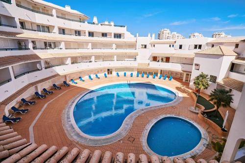 an overhead view of a swimming pool in front of a building at Apartment Tansy direkt am Meer in Porches