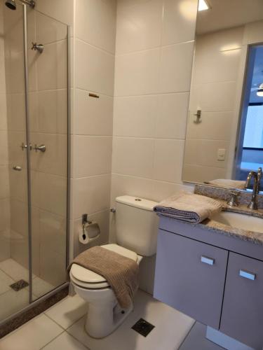 a bathroom with a toilet and a shower and a sink at Apartamento Barra Olímpica - Condomínio Fontano in Rio de Janeiro