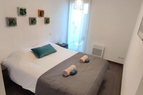 1 dormitorio con 1 cama con 2 almohadas en Joli T2 à 10min à pied du village, parking, vue dégagée, résidence au calme, en Collioure