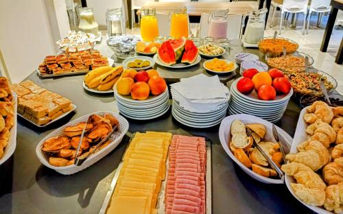 サン・カルロス・デ・バリローチェにあるHotel Garden Barilocheのさまざまな種類の食べ物が並んだテーブル