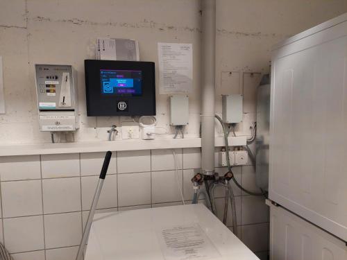 ein Krankenhauszimmer mit einem TV an der Wand in der Unterkunft Touring 401 in Davos
