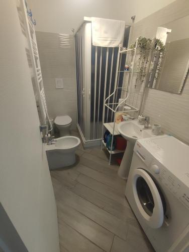 a bathroom with a washing machine and a washer at Mamba House - 200 mt dal mare in Terracina