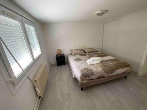 - une chambre avec un lit et une fenêtre dans l'établissement appartement avec garage et terrasse, à Bourges