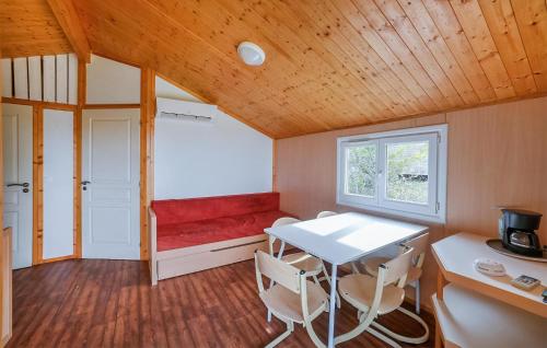 une petite maison avec un banc rouge et une table dans l'établissement 2 Bedroom Awesome Home In Barjac, à Barjac