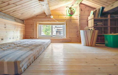 1 dormitorio con 1 cama en una habitación de madera en Cozy Home In Slagelse With Wifi en Slagelse
