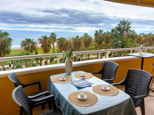 een tafel op een balkon met uitzicht op de oceaan bij El Refugio de Natalia / The Natalia Refuge in Oropesa del Mar