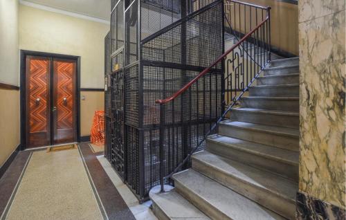klatka schodowa z czarną metalową poręczą obok drzwi w obiekcie Stunning Apartment In Genova With Wifi w Genui