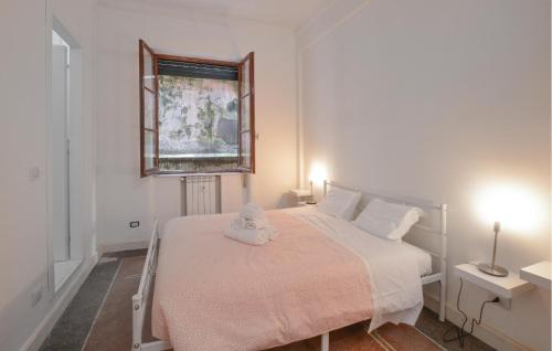 sypialnia z łóżkiem i oknem w obiekcie Stunning Apartment In Genova With Wifi w Genui