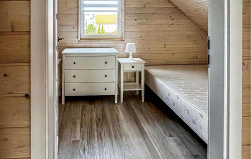 ein Schlafzimmer mit einem Bett, einer Kommode und einem Fenster in der Unterkunft Cozy Home In Rewal With Outdoor Swimming Pool in Rewal