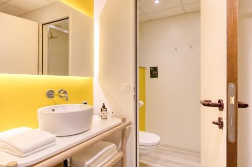B&B HOTEL Brussels Centre Louiseにあるバスルーム