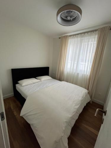 - une chambre avec 2 lits et une fenêtre dans l'établissement RINO, à Klis