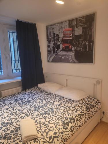 1 dormitorio con 1 cama y 1 autobús de 2 pisos en SilverSky Duo, en Varsovia