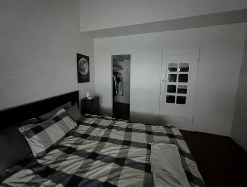 En eller flere senge i et værelse på Cozy bedroom in terrace house