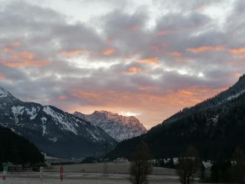- un coucher de soleil dans les montagnes couvertes de neige dans l'établissement Appartements Bergliebe, à Bichlbach