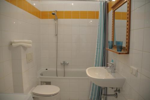 um banheiro com uma pia, um vaso sanitário e uma banheira em Beautiful Central Flat Top-17 em Viena