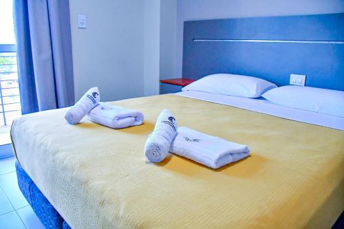 une chambre d'hôtel avec 2 serviettes sur un lit dans l'établissement ALOJAMIENTO CENTENARIO, à Corrientes