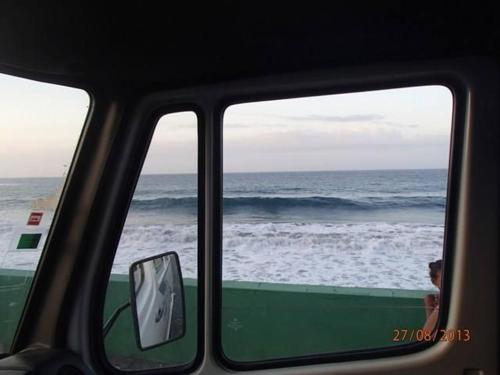 - une vue sur l'océan depuis la fenêtre du bus dans l'établissement Pensão Restaurante Christine & Irmãos, à Igreja