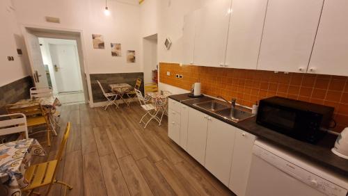 una cucina con lavandino e piano di lavoro di 4rooms In Rome a Roma