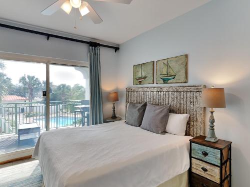 1 dormitorio con 1 cama grande y balcón en Inn at Seacrest #206, en Rosemary Beach