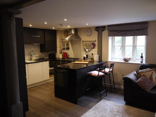 een keuken met een eiland in het midden van een kamer bij Ex showhome in Old Brewery with pool in Oakhill